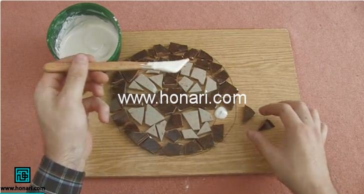 چسباندن کاشی ها با ماده ی زمینه