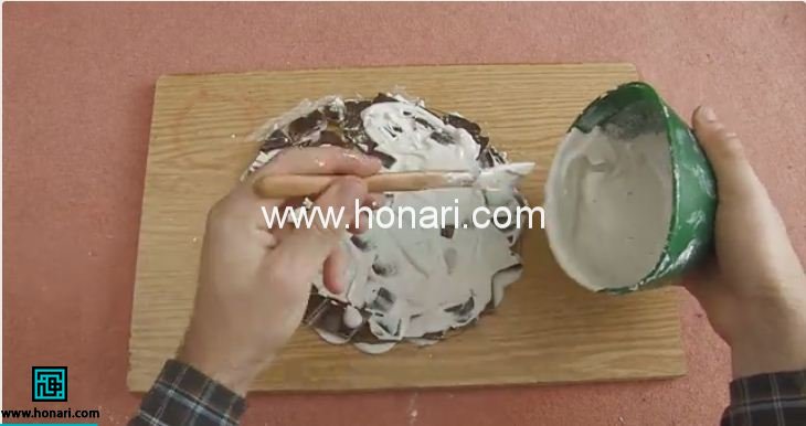 ریختن ماده ی زمینه (دوغاب) بین کاشی ها