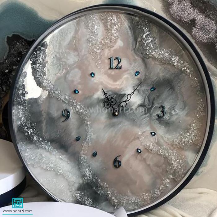 رنگ تیره در ساعت ساخته شده با رزین