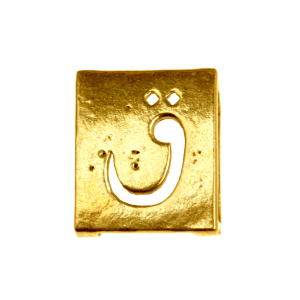 پلاک دستبندی برنجی حرف ق طلایی کد 9551